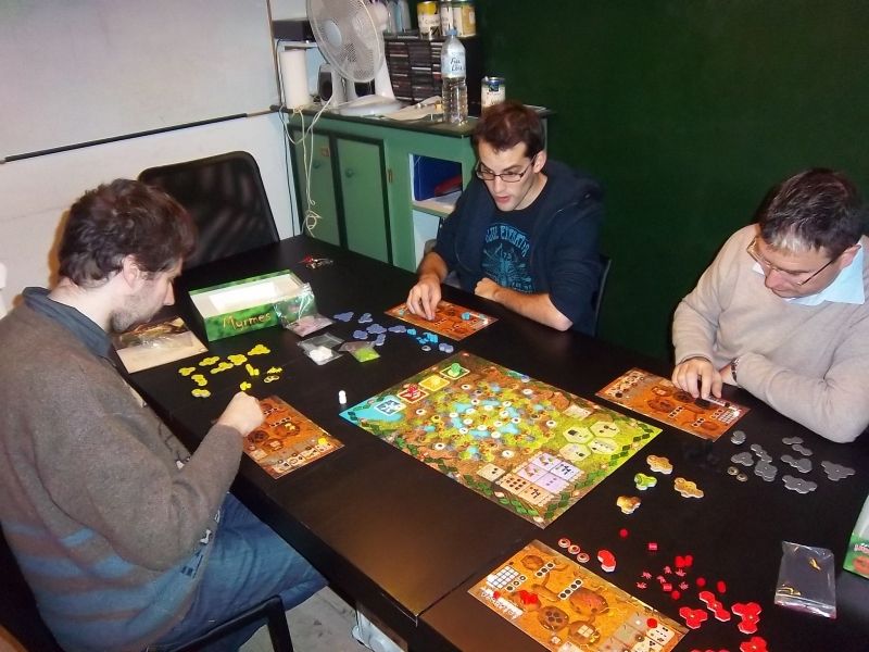 Rhoo la tête de monsieur Pierre ! Il vient de réaliser qu'il y a beaucoup d'araignées au centre. Messieurs Thomas et Cormyr restent imperturbables...