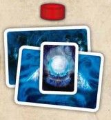 Dans Tajemnicze Domostwo, les cartes fantôme qui constituent les combinaisons de chaque médium sont placées face cachée sous le pion du joueur.