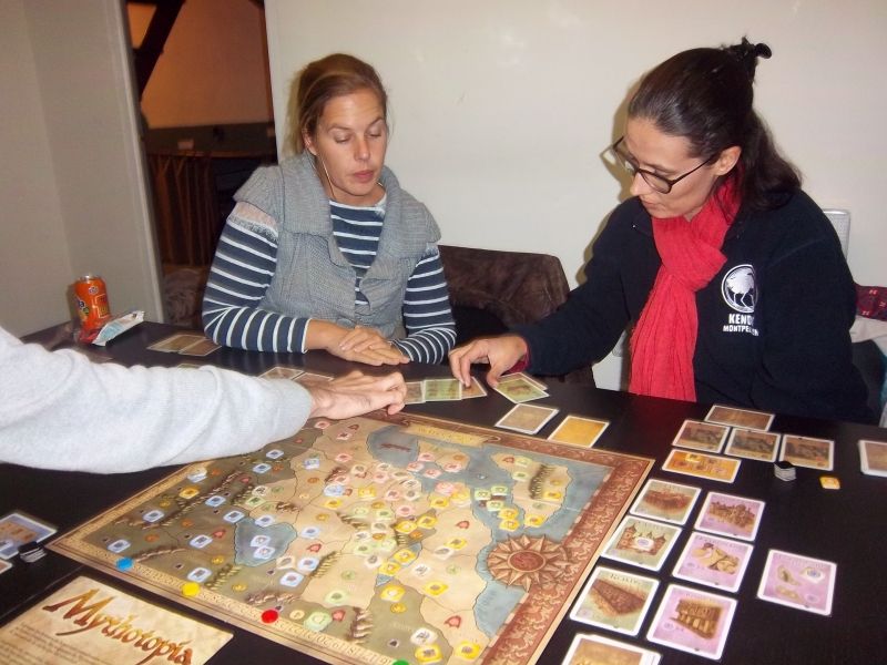 Les deux Dames de Mythotopia qui se sont quand même bien tapées dessus durant la partie... 