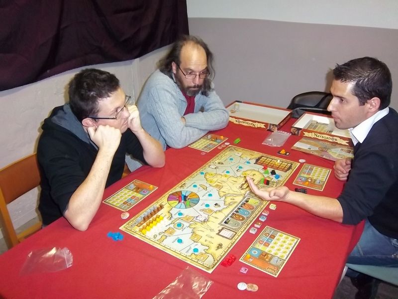 Capt' aux explications de Navegador pour Flavien. ThomasF connaissait déjà le jeu.  