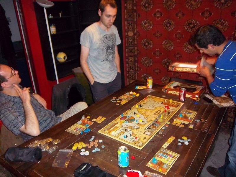 Debout, tel un aigle (décontracté), monsieur Kapitch contemple le plateau final de sa victoire...