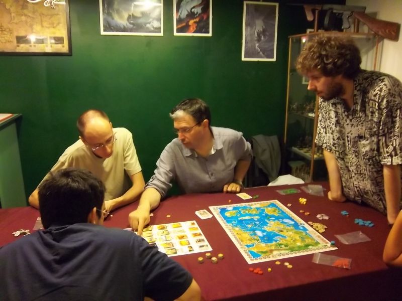 Les explications du jeu par Cormyr, sous les regards attentif de Bart, Melias (au premier plan) et Thomas (à droite).