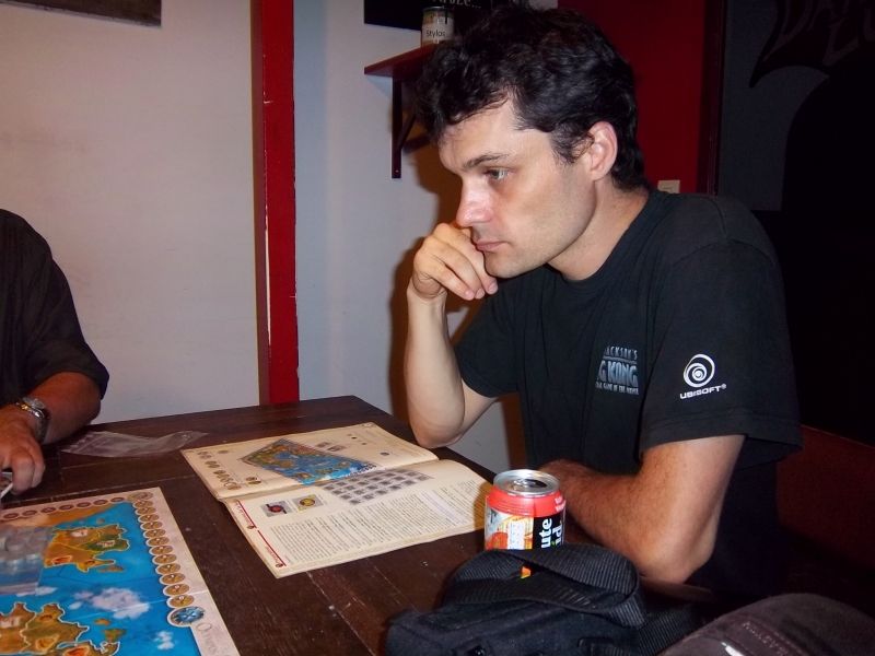 ...ce dernier commence déjà à penser "Olympos", s'assurant des pouvoirs des tuiles directement sur le livret des règles.
