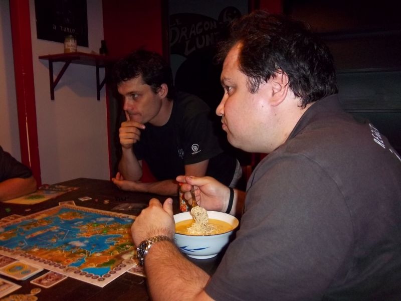 Lilajax se prépare à sa manière, en mangeant une soupe chinoise très en adéquation avec le thème d'Olympos ;-)