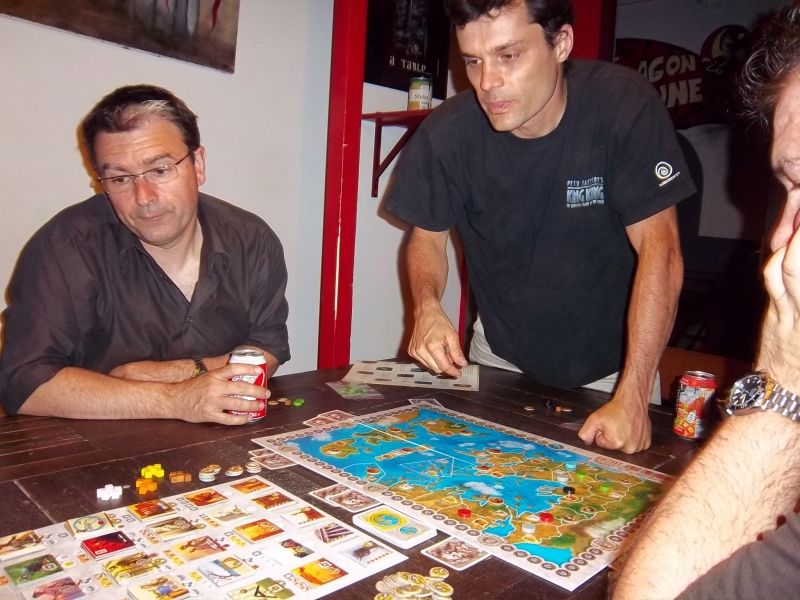 Fabrice, le futur vainqueur, va choisir sa première tuile. 