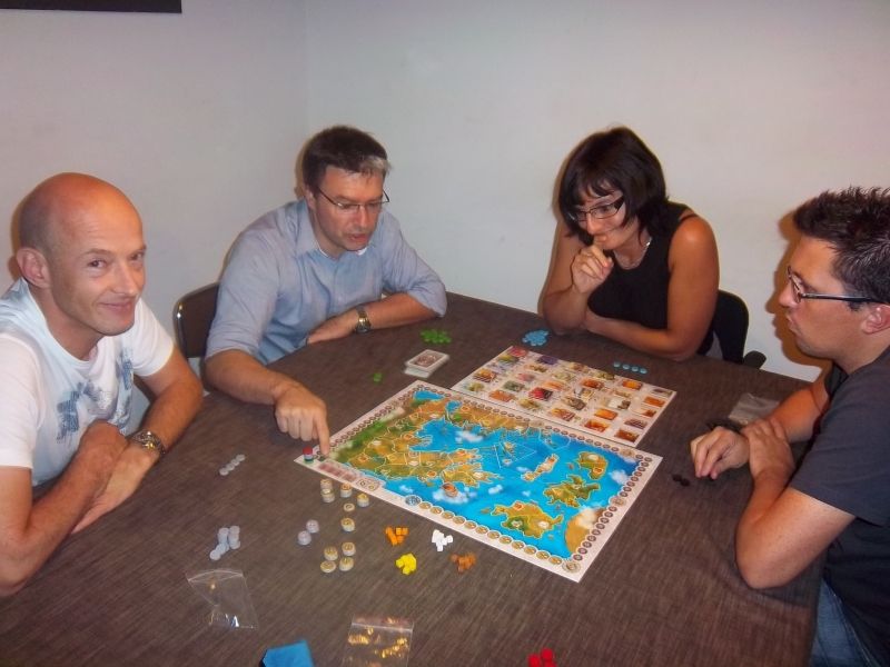 Rémy (qui rigole déjà...il a surement senti que j'allais en prendre une), Cormyr aux explications, Cindy et Flavien qui écoutent attentivement...