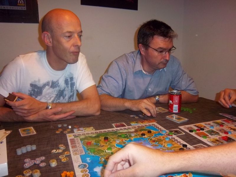 Deux vautours réfléchissant à leurs futures acquisitions...