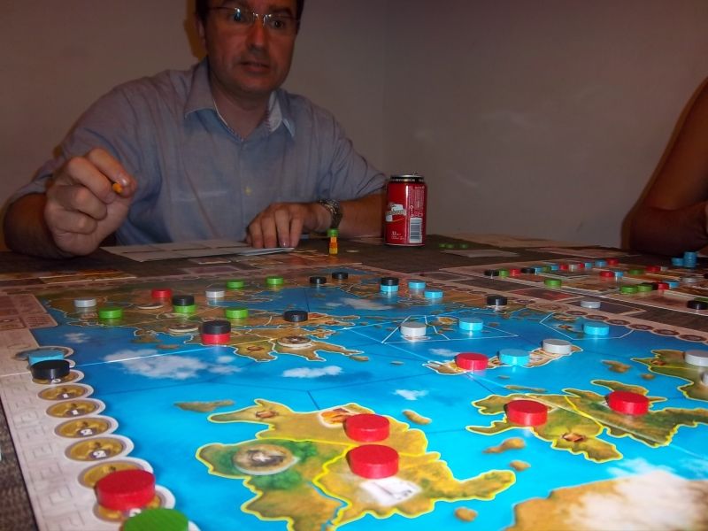 Le secret de monsieur Cormyr pour gagner une belle partie d'Olympos : boire une bière pendant la partie et faire le décompte sur une feuille imprimée...depuis Jedisjeux. 