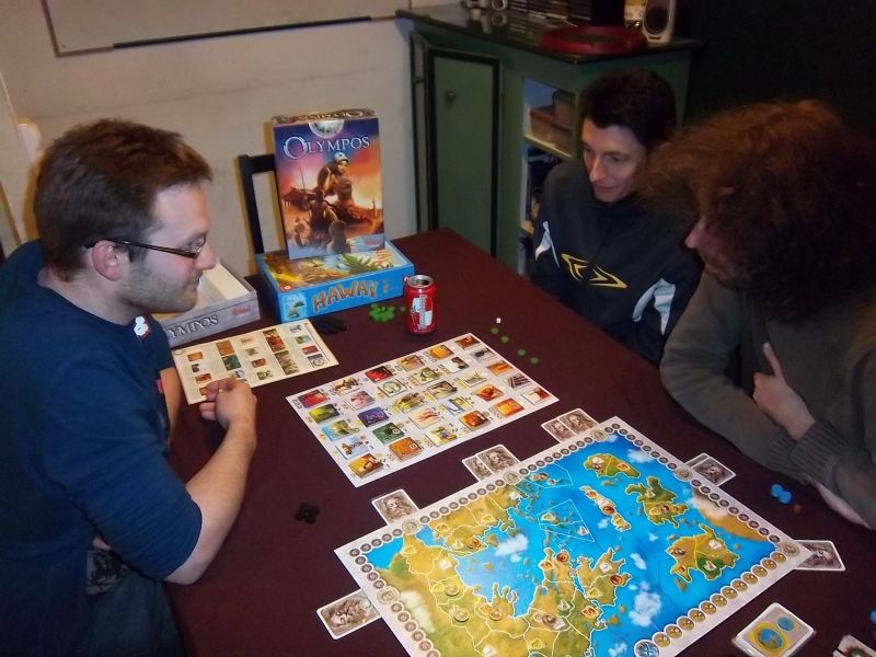 Monsieur Nico achève le placement des jetons qui interdisent certaines provinces.