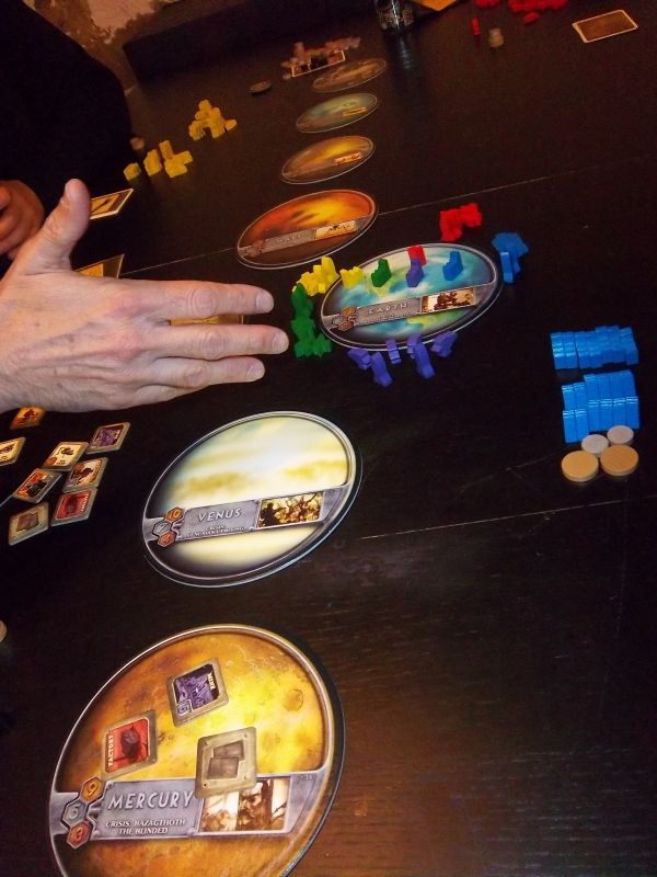 La même chose sous un autre angle... à part qu'une main de monsieur Zhor nous cache carrément la lune.