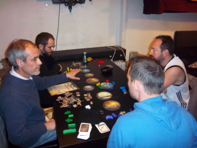 Bon, c'est normal, il expliquait les règles à messieurs Florestan, Rugh Malher, kapitch...et à votre serviteur aussi naturellement.