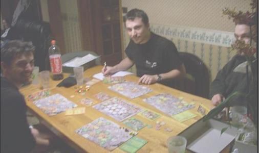 Les trois autres joueurs, qui ont également apprécié la partie. C'est finalement un des deux néophytes qui l'emporte...