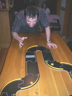 On devine encore la pitchenette et on voit la voiture filer...