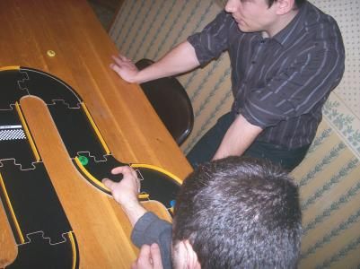 Ohhh... ce jeton jaune, comment il l'a mal lancé !  euh, bon d'accord, Stéphane a terminé deux fois second et moi deux fois dernier...