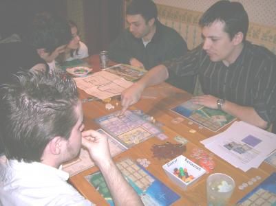 Helder nous réexplique les r?gles de jeu pendant que Stéphane montre un plateau de jeu qui sort de l'ordinaire aux autres joueurs...