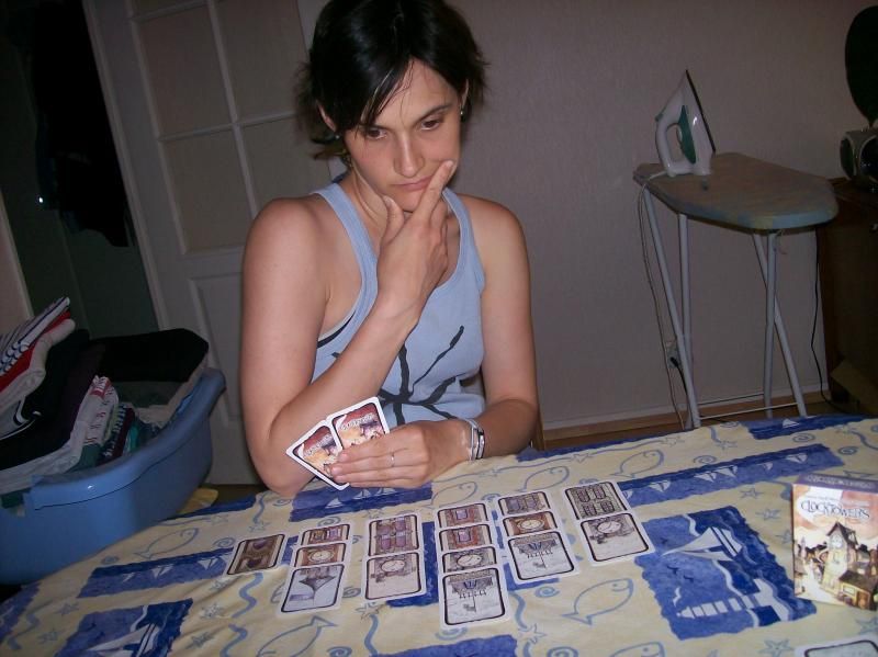Ma belle, réfléchissant sur la carte qu'elle va prendre.