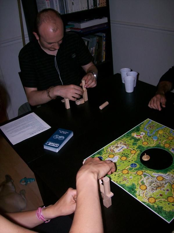 Hervé et Mélanie sont ? la traine suite ? un "Badaboum". Une onomatopée qui ryhtmera le jeu... 