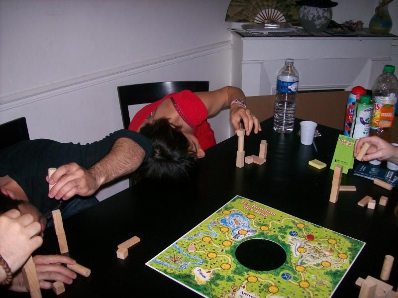 Ici par exemple, on doit juste réaliser la tour la plus haute..; oui mais en ayant la joue collée ? la table !