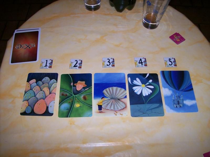 Ma première proposition, trop simple : "Arthur et les minimoys". en plus, à 3, les cartes sont plus faciles à deviner.