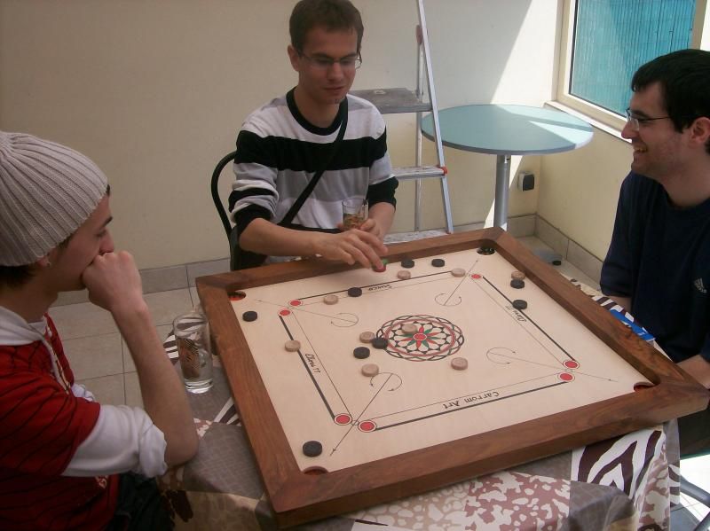 La table du salon n'étant pas pratique pour 4 joueurs, nous nous déplaçons vers celle de la veranda...