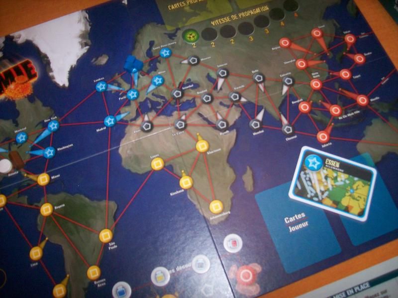 Première carte piochée à la préparation du plateau : Essen. Mais qu'essaye de nous faire comprendre le jeu ?