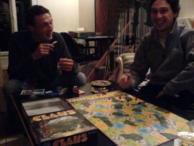 Bon alors pour se déplacer, il suffit de prendre les pions entre le majeur et l'annulaire et puis on pousse