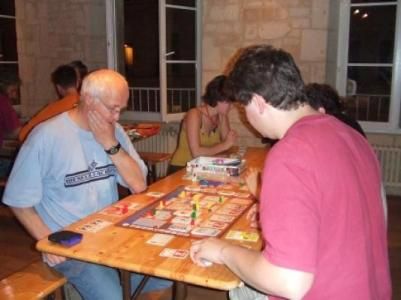 Pascal se gratte la barbe, mais il n'est pas le seul à réfléchir...