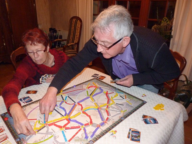 Robert qui étudie le parcours de son passager sous l'œil attentif de Paulette
