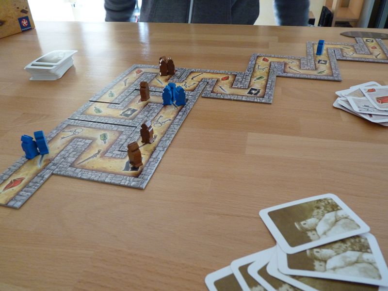 Seb en marron et moi en bleu. Déjà un pion bleu bien devant, par contre un meilleur équilibre des pions marrons