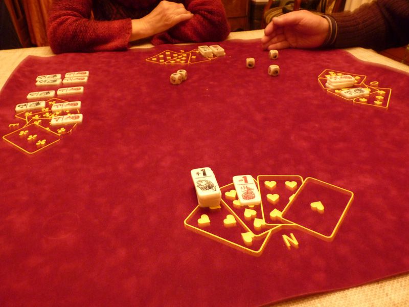 Pour ceux qui ne connaissent pas le jeu : les suhis en bleu et les arrêtes en rouge.