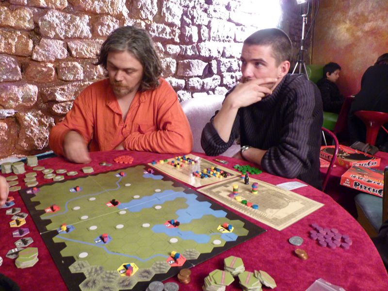 Ethane (soudeurbatteur) et Sébastien (slong) attentifs aux explications de Cédric