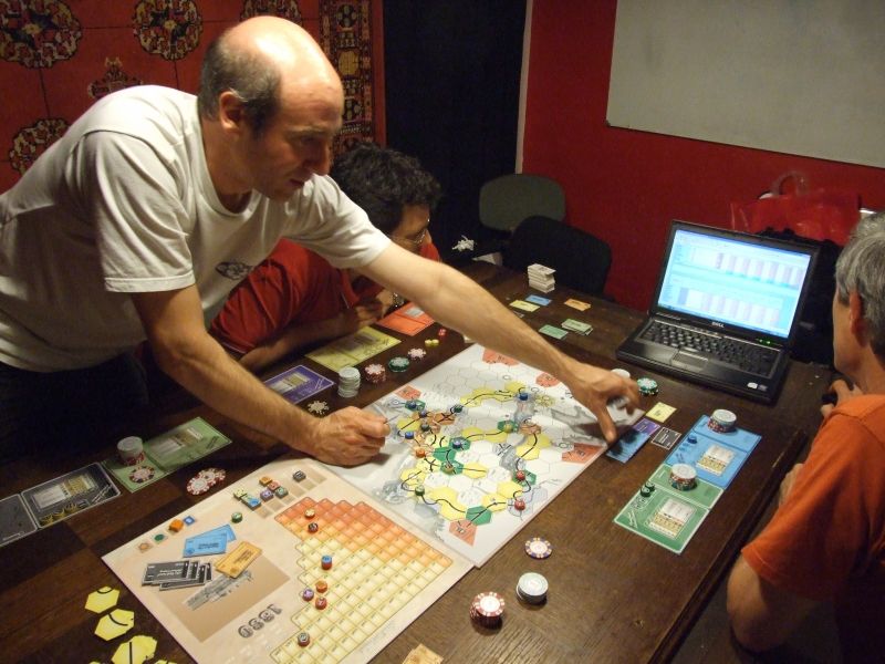 On range le jeu, pendant que monsieur Melias regarde l'évolution des courbes des gains sur l'ordi...Rhaa ! Cette fichue banqueroute !