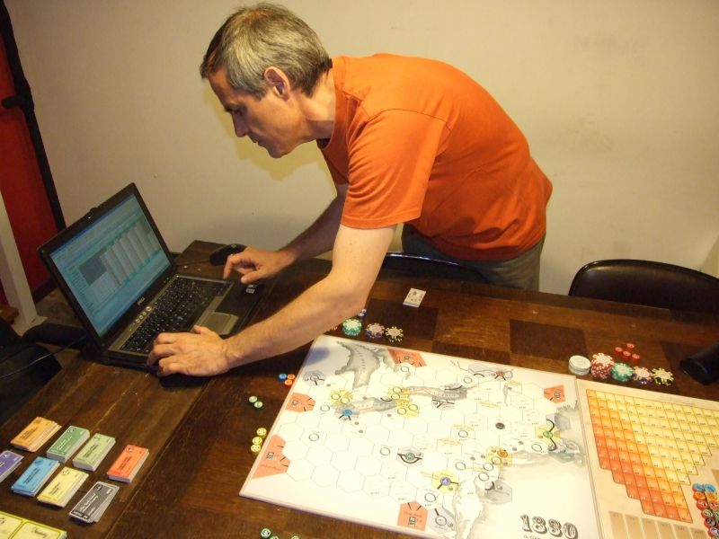 L'ordinateur, pour se faciliter la vie et garder le déroulement d'une partie en mémoire...