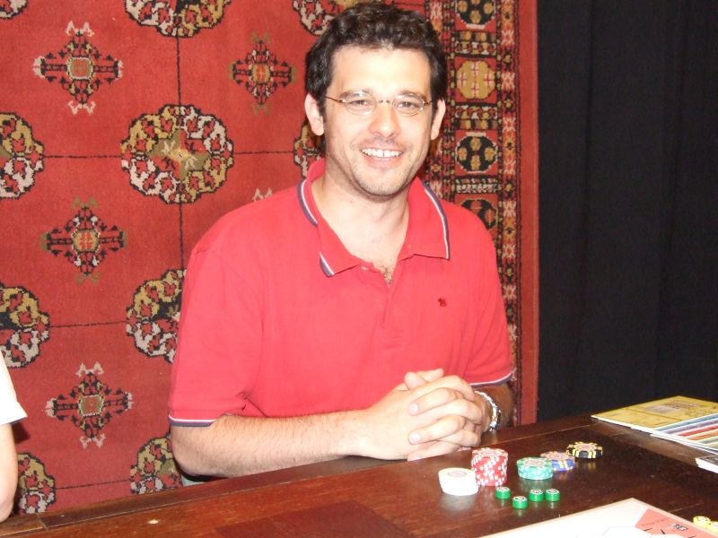 Un monsieur melias heureux de jouer une nouvelle partie de 1830...