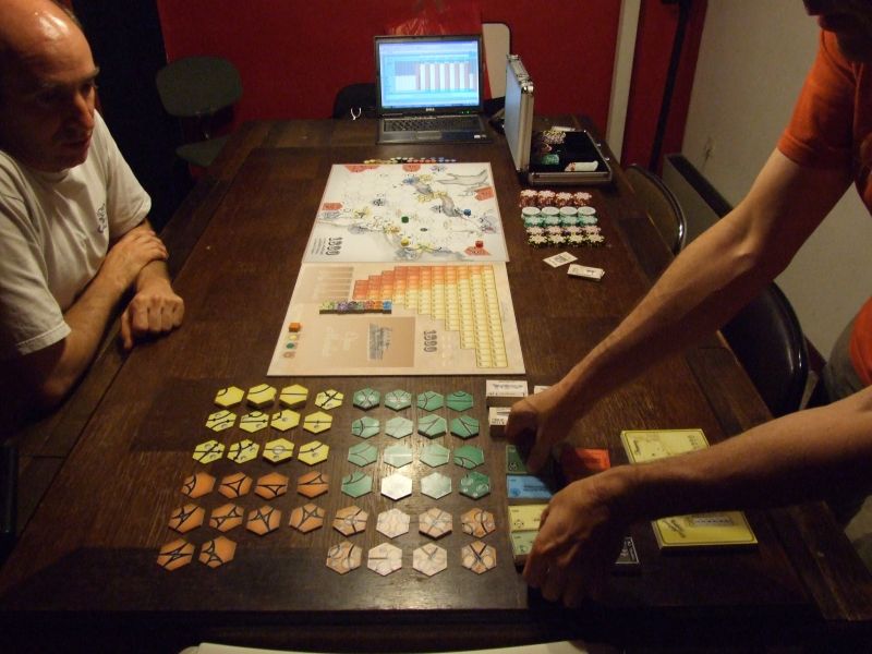 Mise en place du jeu par monsieur Zhor, sous l'oeil attentif de monsieur Tyrion.