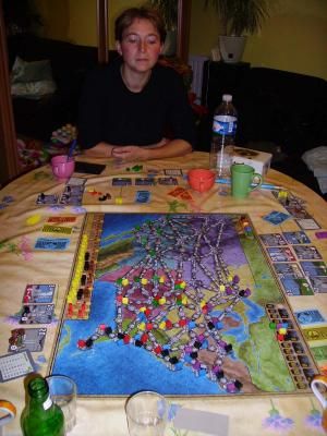 virginie contemple le plateau en fin de partie