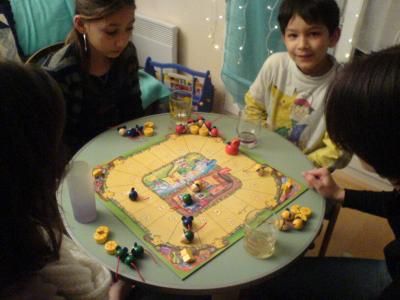 Le chat va peut être manger la souris jaune