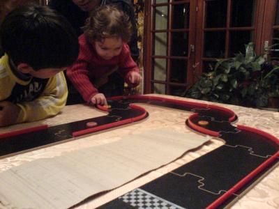 Louise en action portée par la foule