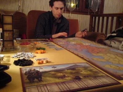 Loïc : "alors attends, les cartes spéciales c'est ça... et.. les cartes... euh..."