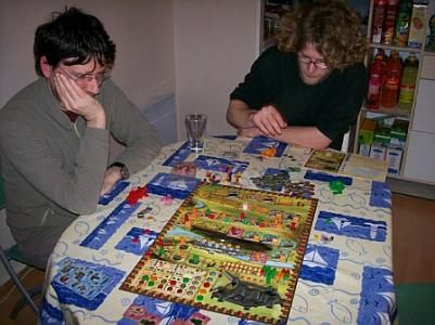 Adrien qui s'appr?te ? jouer pendant que Laurent réfléchie.