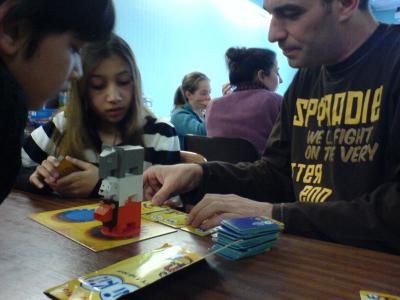 Alexnat ? droite, nous fait decouvrir le jeu...