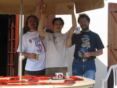 Les trois fr?res sur le podium