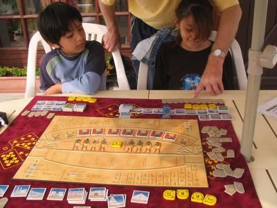 Lady montre ? Robert fi?rement ses acquisitions