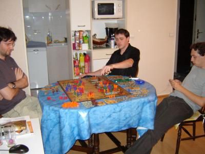 Loic ? droite lisant une carte