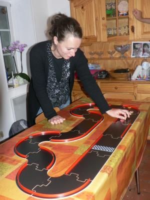 julie tres concentrée sur sa voiture!!