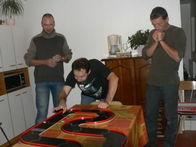 bertrand en arriere plan qui a tres peur a sa voiture