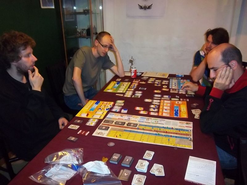 Et pendant qu'on pantheonisait, certains arkamisaient, agricolisaient ou throughtheagisaient...cette partie s'est terminée à 2h du mat.