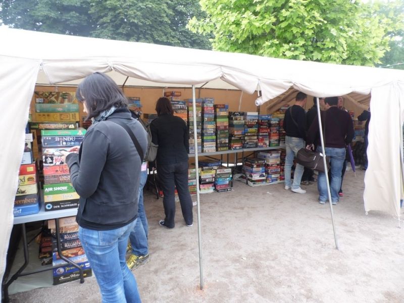 Le traditionnel stand de jeux d'occas, toujours au même endroit