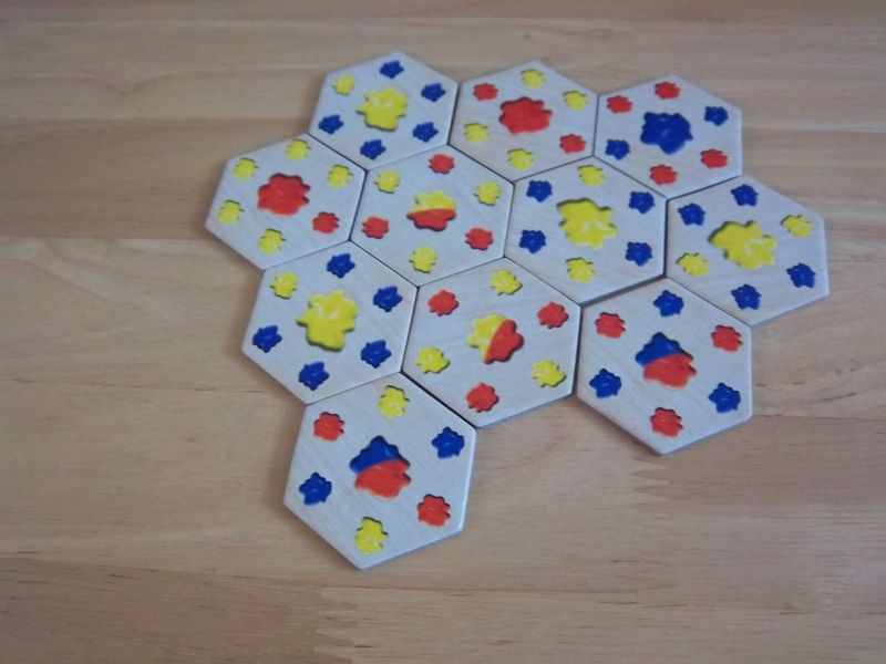 Un petit jeu de tuile qui demande bien des reflexions pour obtenir certaines couleurs...