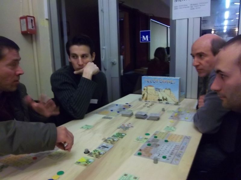 Mes adversaires pour cette partie de Peloponnese : A gauche, le monsieur qui a explqué le jeu pour le monsieur à ses cotés. Au fond, à droite,  on reconnaît monsieur Tyrion. 